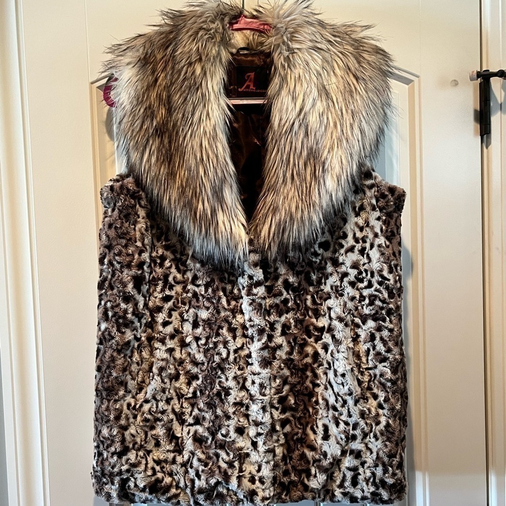𝅺Chic soft sassy warm faux fur collar plush leopard animal print mobwife vest M